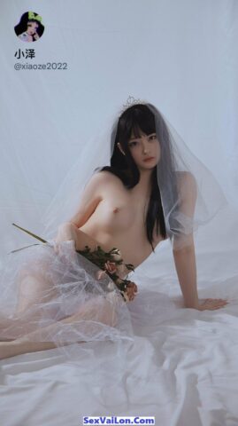 Hot girl Trung Quốc thích chụp ảnh sex ngoài bãi cỏ