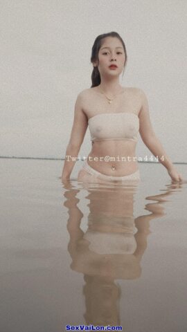Ảnh sex gái xinh Mintra khoả thân cởi chuồng tắm sông
