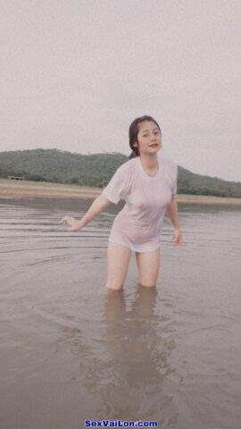 Ảnh sex gái xinh Mintra khoả thân cởi chuồng tắm sông