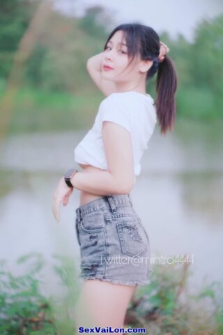 Ảnh sex gái xinh Mintra khoả thân cởi chuồng tắm sông