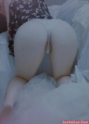 Người đẹp khỏa thân bên bờ biển