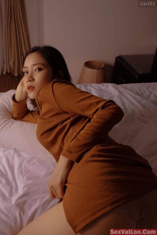 Cởi hộ em quần xì rồi em cho chịch