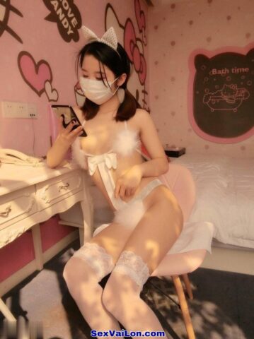 Ảnh sex gái xinh banh lồn đón nắng sớm