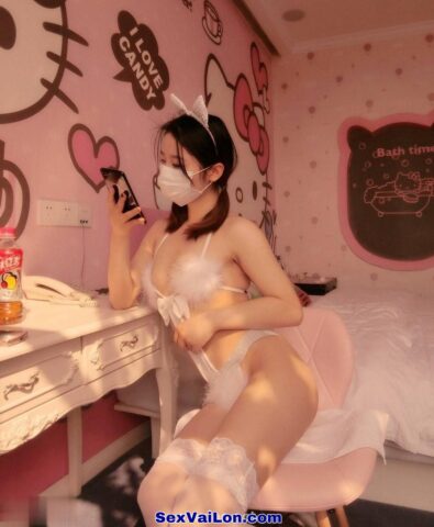 Ảnh sex gái xinh banh lồn đón nắng sớm