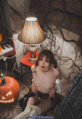 Ảnh sex Halloween gái xinh khoe vú khoe lồn