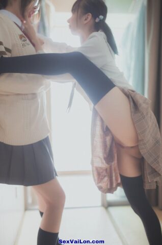 Ảnh sex les 2 em học sinh cùng nhau thủ dâm với sextoy