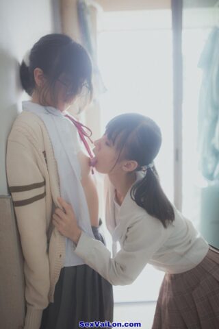 Ảnh sex les 2 em học sinh cùng nhau thủ dâm với sextoy