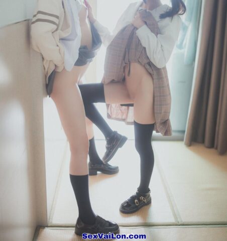 Ảnh sex les 2 em học sinh cùng nhau thủ dâm với sextoy