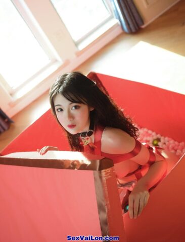 Ảnh sex gái xinh khỏa thân chui trong hộp quà