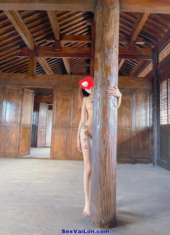 Ảnh sex gái xinh nứng lồn khoả thân đi khắp nơi chụp hình