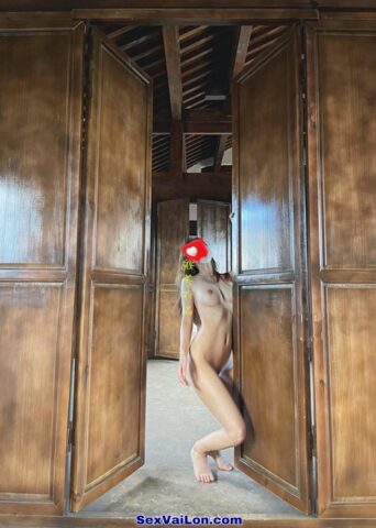 Ảnh sex gái xinh nứng lồn khoả thân đi khắp nơi chụp hình