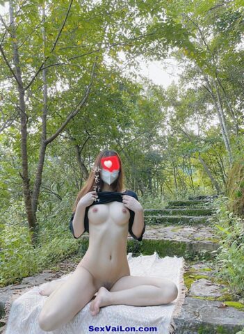 Ảnh sex gái xinh nứng lồn khoả thân đi khắp nơi chụp hình