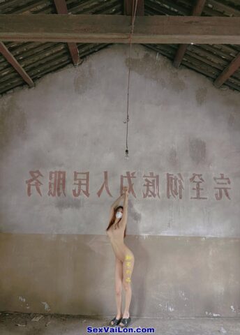 Ảnh sex gái xinh nứng lồn khoả thân đi khắp nơi chụp hình
