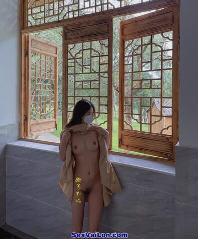 Ảnh sex gái xinh nứng lồn khoả thân đi khắp nơi chụp hình