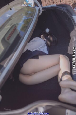 Ảnh sex học sinh lồn múp vú to bị trói trong ô tô