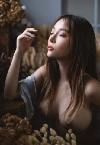 Em không là nàng thơ, em là nàng dâm