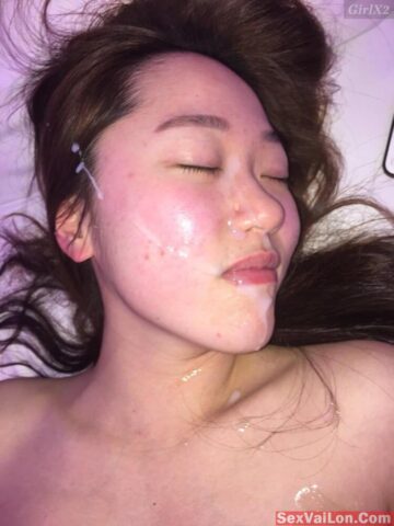 Lỡ trớn bắn tinh đầy mặt em yêu