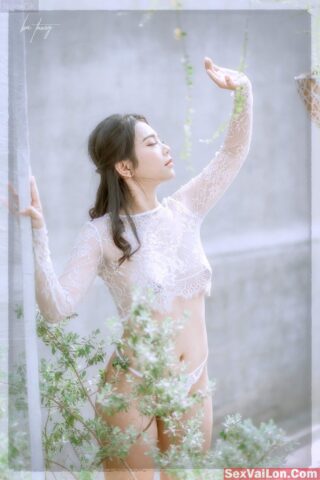 Trời phú cho em cặp vú để anh nhào nặng