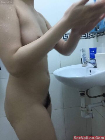 Bướm hồng không lòng vòng