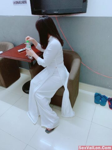 Em học sinh áo dài vào nhà nghỉ chịch trai