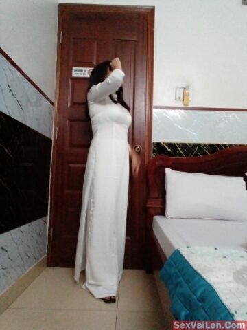 Em học sinh áo dài vào nhà nghỉ chịch trai