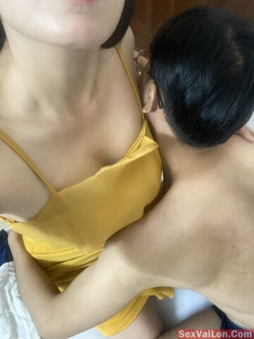 Muốn ngực bự thì đưa vào tay anh