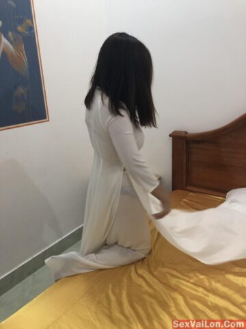 Nữ sinh áo dài bị bạn trai gạ vào nhà nghỉ