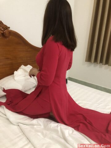 Nữ sinh áo dài bị bạn trai gạ vào nhà nghỉ
