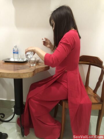 Nữ sinh áo dài bị bạn trai gạ vào nhà nghỉ