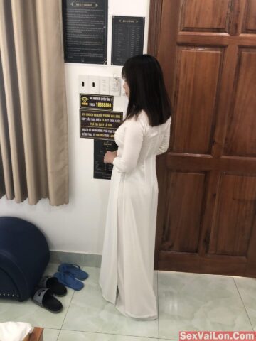 Nữ sinh áo dài bị bạn trai gạ vào nhà nghỉ
