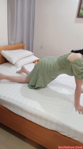 Miệng dưới mỉm cười làm anh thấy nứng