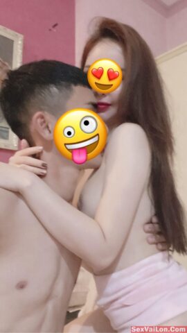 Địt vào lỗ bướm của em đi anh