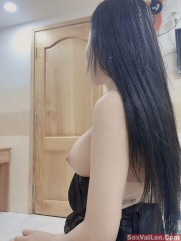 Ảnh Liếm Lồn Em Mang Quần Đỏ Chứng Tỏ Chim Em Rất Thơm