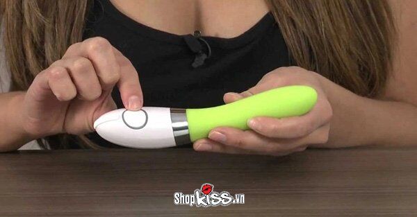 Cận cảnh các nút điều khiển trên tay cầm máy mát xa Lelo Liv 2