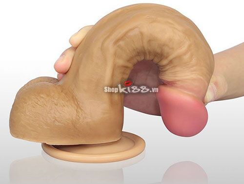 Hình ảnh cận cảnh dương vật silicon Lovetoy Nature 2 thớ DV58E màu da, làm nổi bật các đường gân và đầu khấc giống thật, giúp giải tỏa sinh lý nữ hiệu quả.