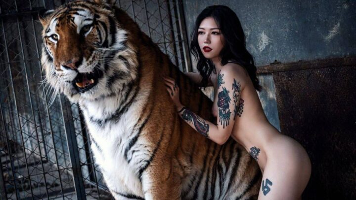 Khỏa thân bên chúa sơn lâm