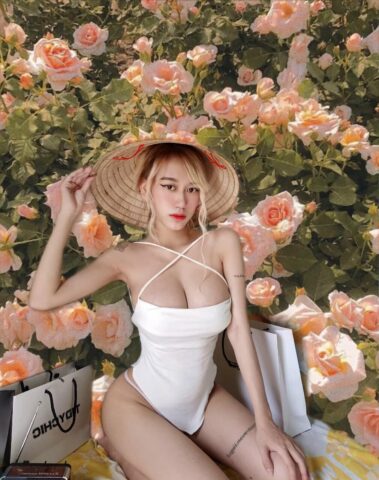 Đội nón lá, ngực căng quá