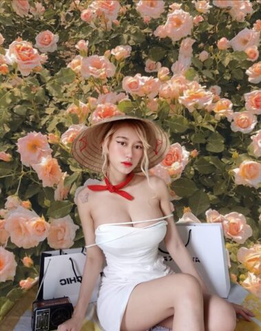Đội nón lá, ngực căng quá