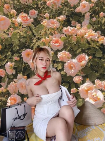 Đội nón lá, ngực căng quá