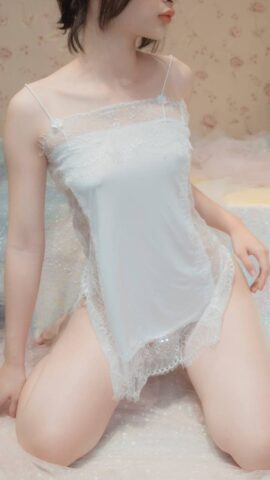 Gái xinh Việt Nam khoe dáng trong áo ngủ hai dây
