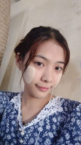 Gái xinh khoe bướm bằng camera thường