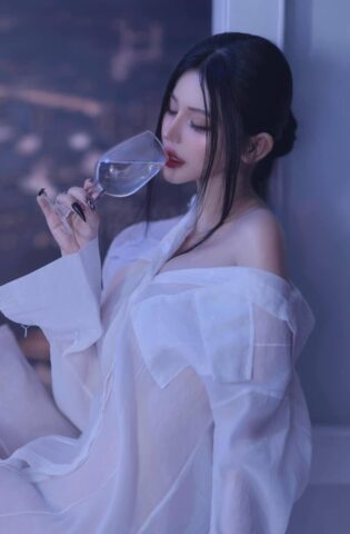 Phương Trinh hững hờ chụp ảnh sex