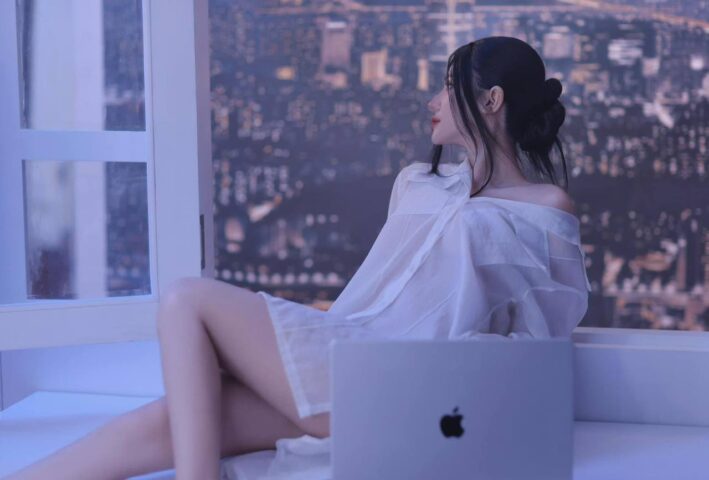 Phương Trinh hững hờ chụp ảnh sex