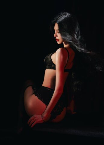 Phương Trinh hững hờ chụp ảnh sex