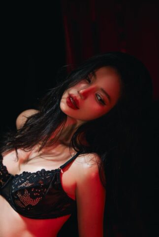 Phương Trinh hững hờ chụp ảnh sex