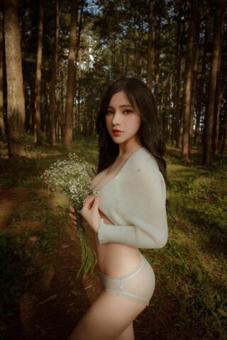 Chụp ảnh nude sex bên bó hoa đi lạc trong rừng