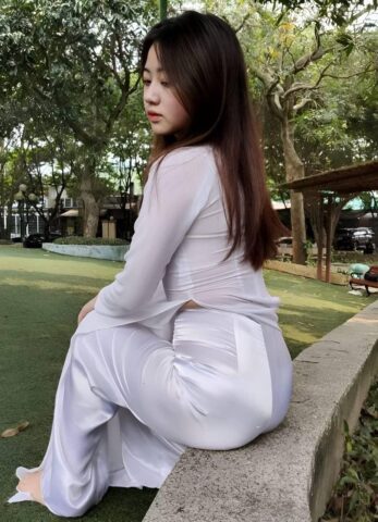 Áo dài mỏng chụp ảnh nhìn thấu xi líp xanh