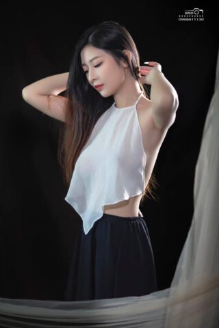 Áo yếm trắng chụp ảnh sexy
