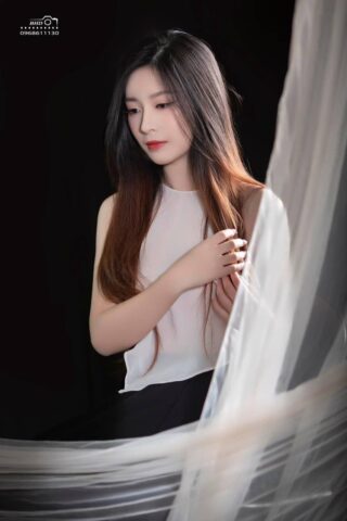 Áo yếm trắng chụp ảnh sexy