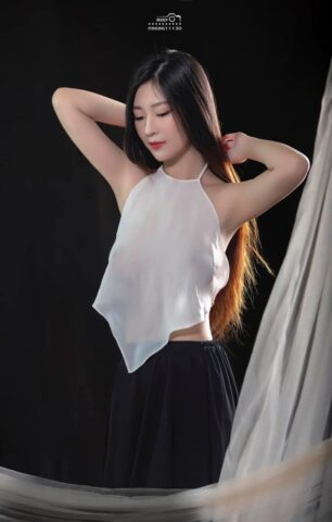 Áo yếm trắng chụp ảnh sexy